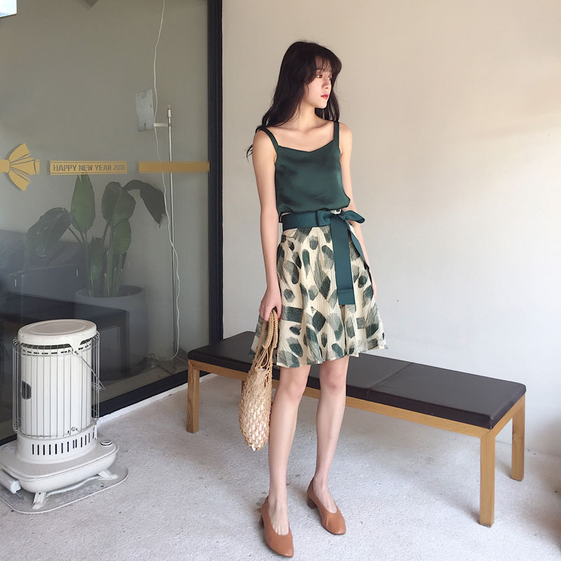 你绝没见过这么性感的镂空套装，快来一饱眼福!简直美的楚楚动人