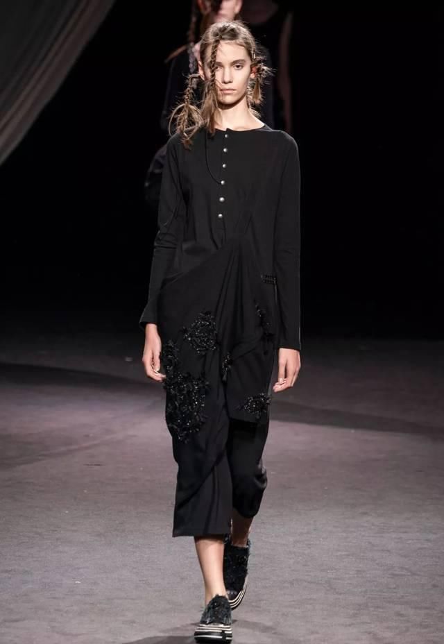  时装秀：Yohji Yamamoto 2020 春夏时装秀：山本耀司的黑色诗意想象