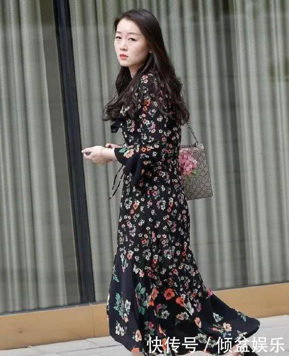 『气质』街拍身材高挑的美女,一条绿色的连衣裙,时尚清新气质美