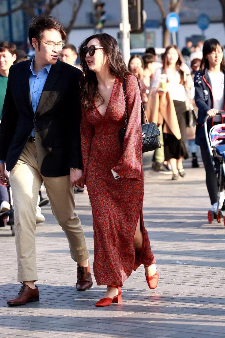 街拍:身材丰腴圆润，身姿迷人的成熟美女