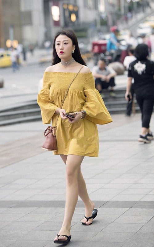 重庆街拍:韩范穿搭，背心搭配走路带风纯色高腰九分阔腿裤