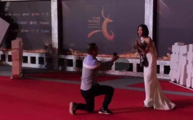 尴尬!王珞丹红毯被求婚，身穿白裙，好像婚纱!