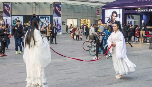  【难道】满大街的汉服小姐姐，难道我穿越了？网友：那个紫衣仙女我要了！