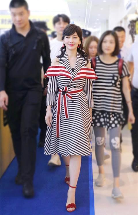 赵雅芝参加活动，这裙子超美的，脚上穿的鞋子怎么样？