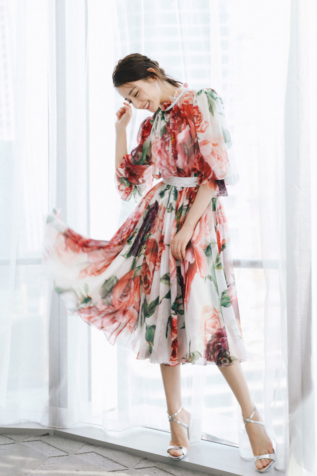 迪丽热巴时尚写真，花色连衣裙露出嫩白美脚 在我心中热巴最美