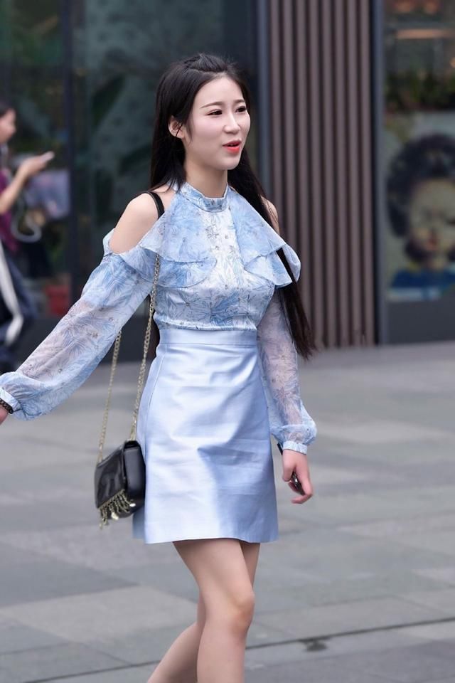  【出自己】街拍：00后校花短裙美腿，年轻就是好