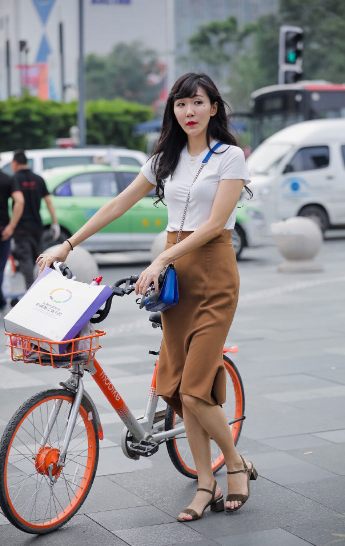 街拍北京:长的漂亮的女孩，也需要时尚的穿衣搭配，展示自己的美