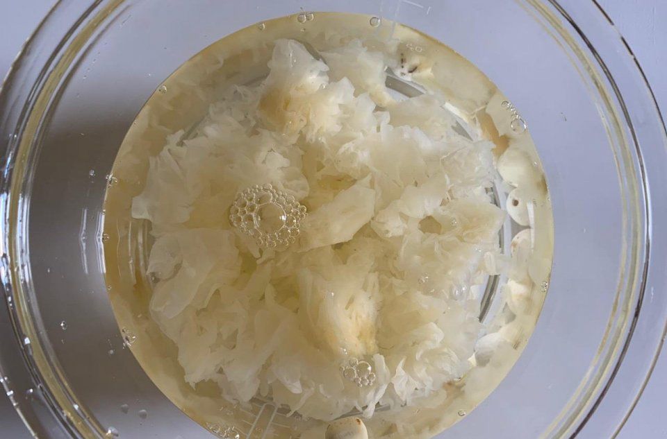  「女性朋友」银耳和它一起煮。这是《天然防晒霜》。迟早，我会吃的。晒黑的皮肤又回来了