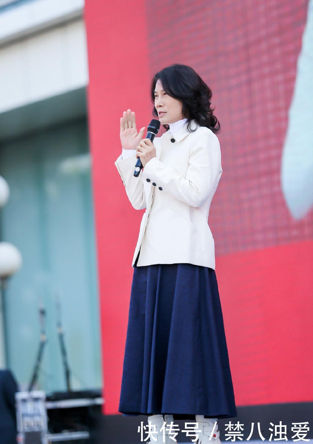  『好评』董明珠66岁赶时髦，穿孔雀蓝裙直播广受好评，说比女主持美不为过
