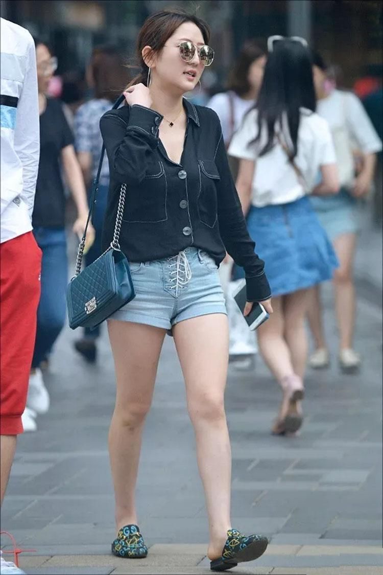 时尚路人街拍,美女们短裤短裙出街,一个比一个养眼