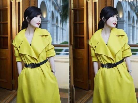 52岁周慧敏气质超群，一身吊带连衣裙搭配高跟鞋，真有50岁？