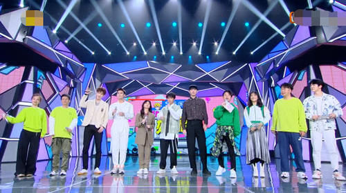  「谭松韵」有种“c位”叫谭松韵，虽然个子比其他人矮一截，却无意成全场焦点