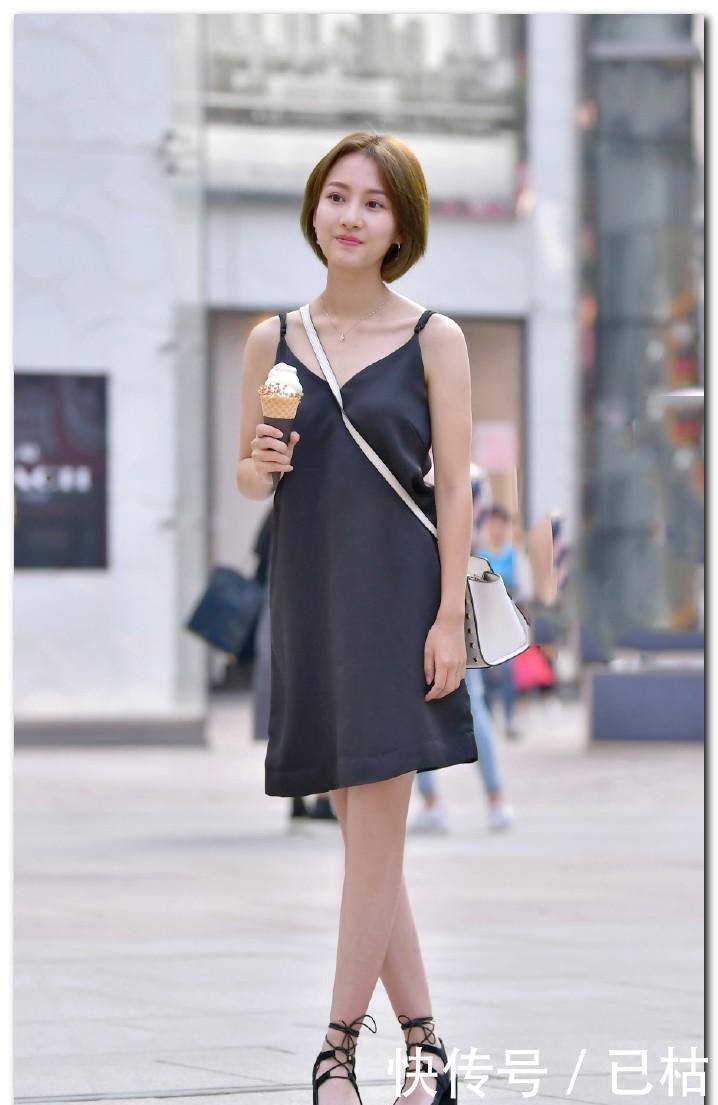 气质|街拍吊带黑色连衣裙的美女,显得高冷气质更具魅力