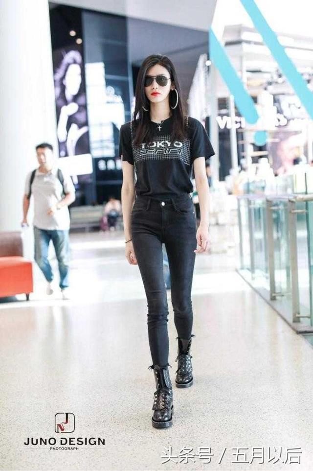 奚梦瑶不愧是超模，随便一穿就美成这样，不料却亮了脚踩的鞋子