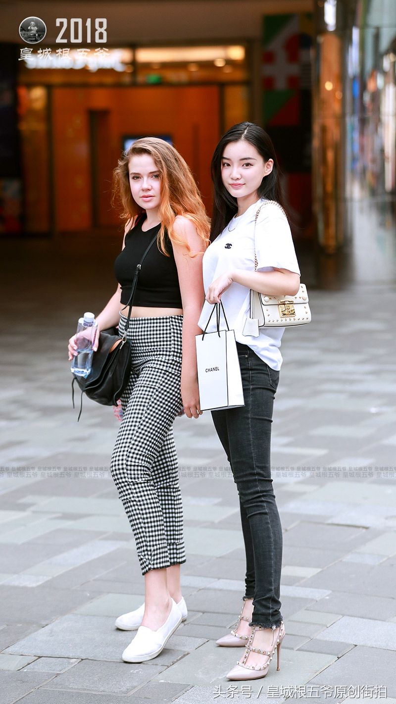 街拍:时髦美女们的装扮营造出了专属于这个夏日的清新感