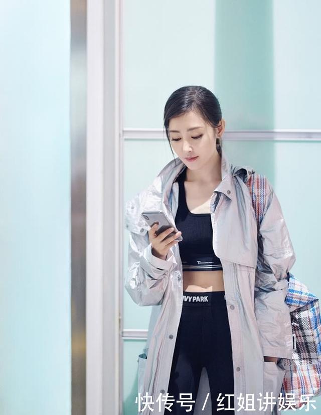 张天爱穿银色风衣秀马甲线，气场全开时髦到炸，却被编织袋抢镜！