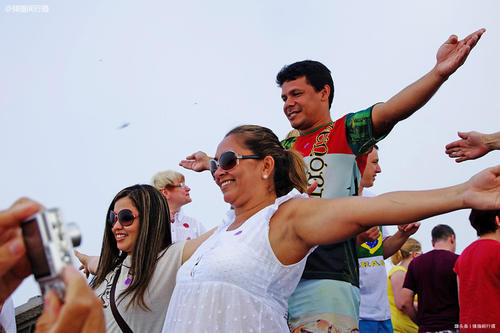 世界上最大的耶稣像，用1200吨石头雕成，屹立高山之巅