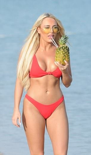 美女明星安布尔·特纳惊艳亮相迪拜沙滩，她的美让人眼前一亮！