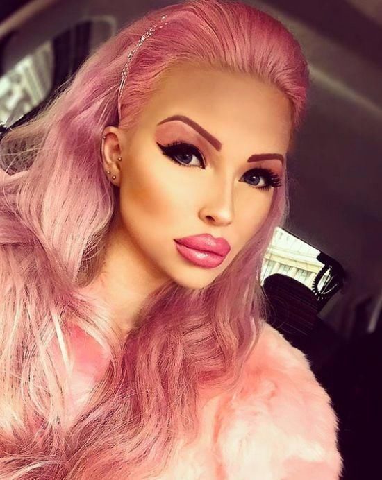 全世界最接近芭比娃娃的姑娘，但是这画风，你真心感受一下