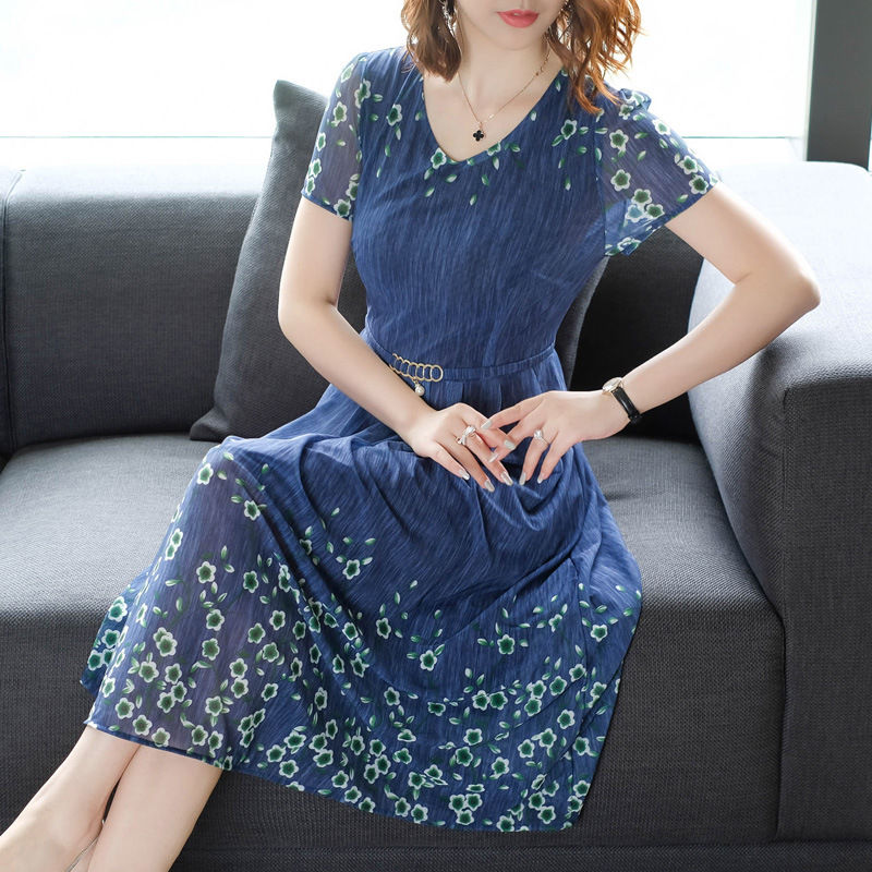 越来越多的女人，不喜欢穿裤子，这样穿凉快又高雅