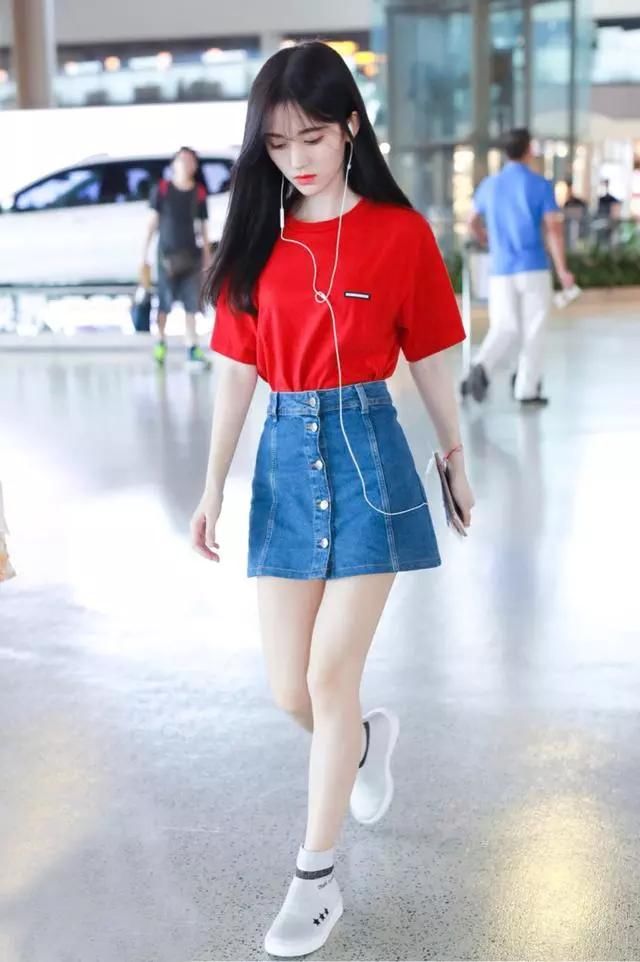 鞠婧祎当众提裤腰，裙子这么紧还往下掉！羡慕嫉妒恨！