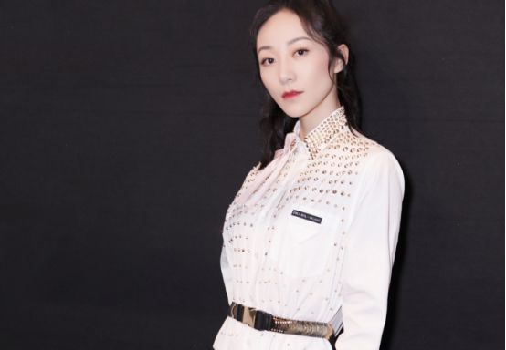 【些比较】衬衫这么搭配很时尚，时髦女郎一定要领教，这么穿就对了
