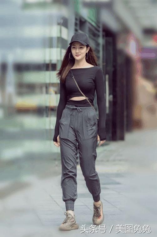 薄款吊带连衣裙，简约小性感，尽显小姐姐的完美好身材！