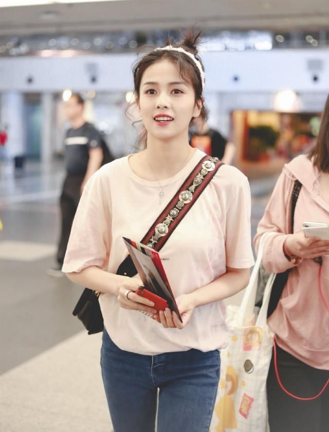  『于正』她22岁成杨蓉同企业小师妹，今穿一袭绒毛戎装，束发更显秀气