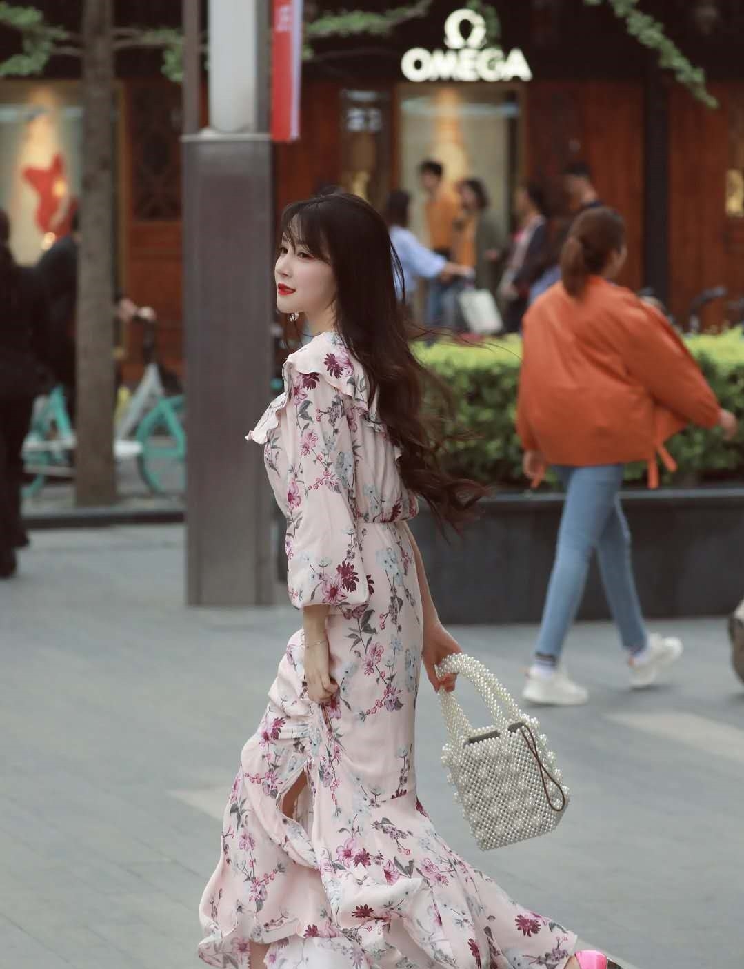 活捉:“活捉”一只穿印花长裙的小可爱