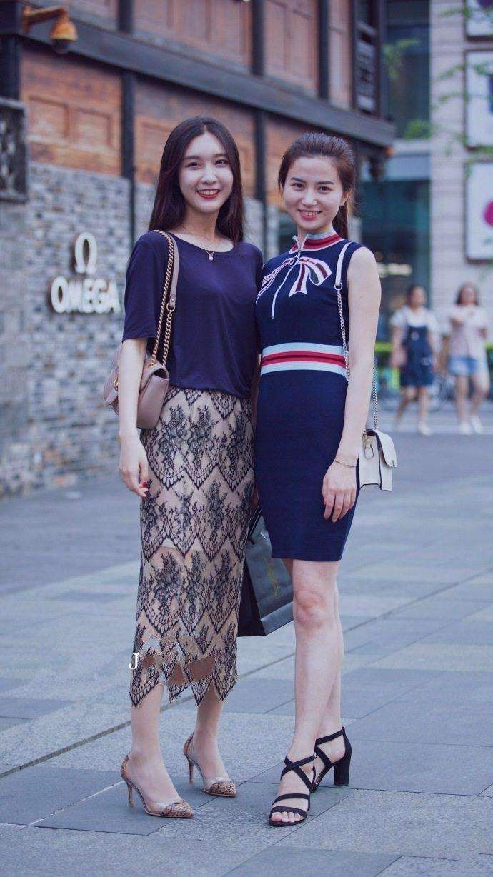 街拍:白色一字肩抹胸连衣裙的小美女，美腿白皙性感，诱惑吸睛!