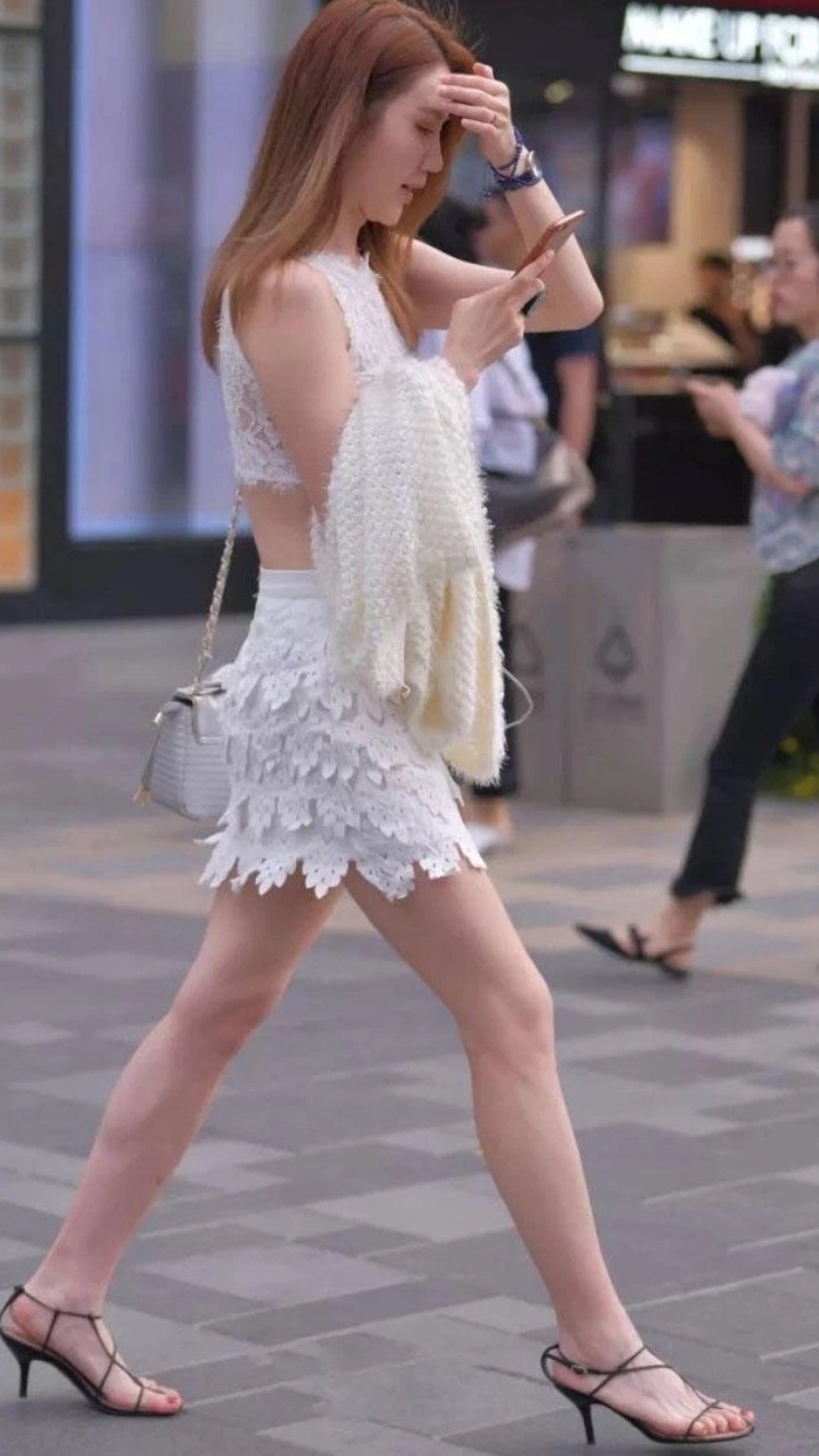 街拍：毛茸茸的白色上衣，薄如蝉翼，可见肉色