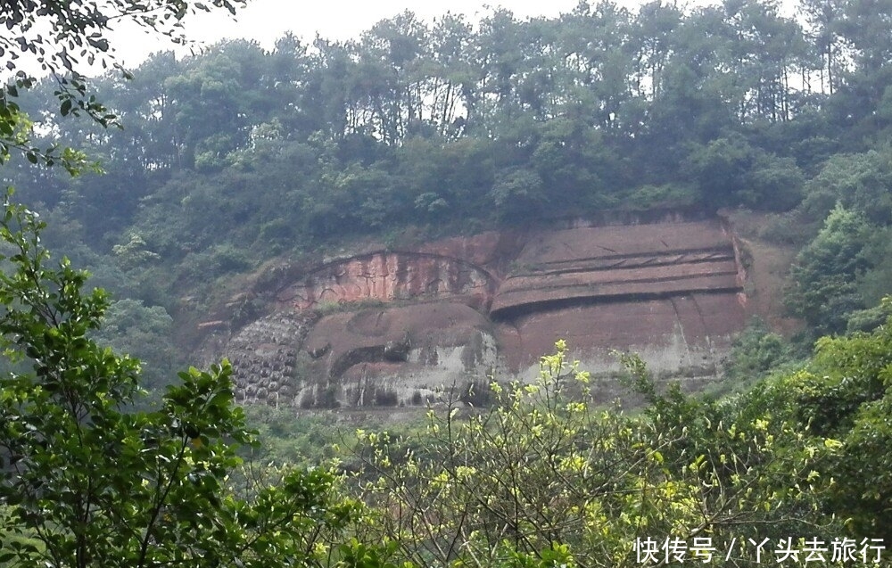 四川有个世界上最长的卧佛，长达170米，形成天为房，地是床景观