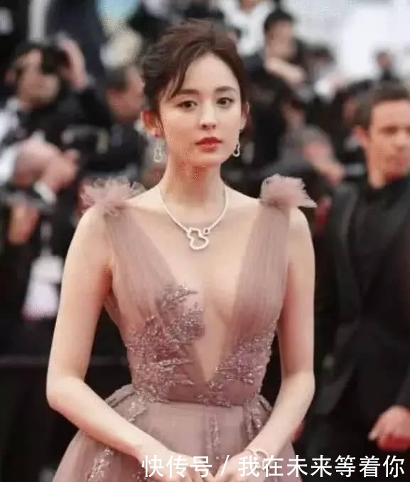 「古力娜扎」娜扎到国外走红毯照片被疯传!在原生镜头下,颜值太给国人长脸了