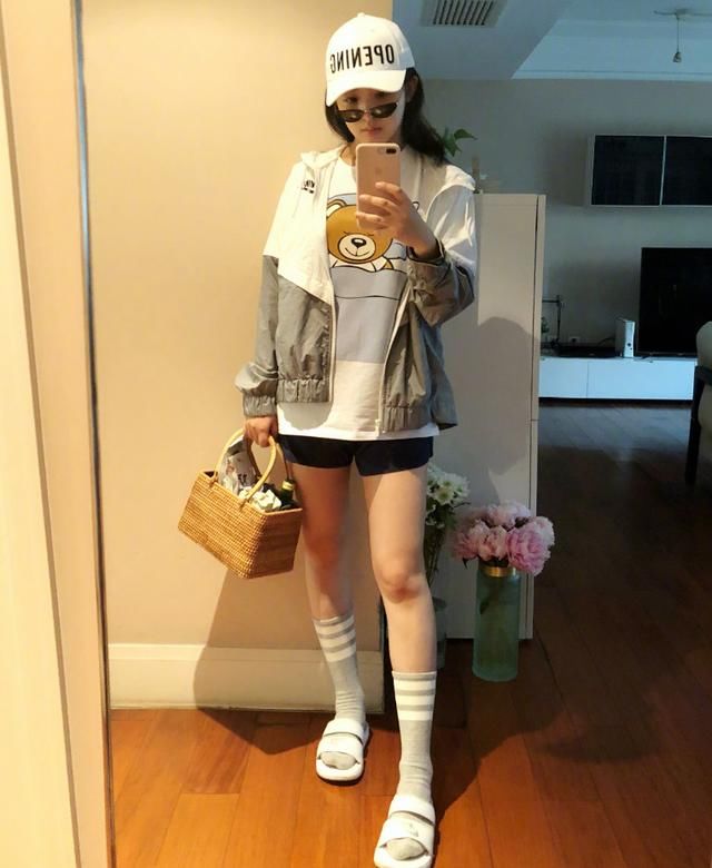 张含韵身穿很别致的粉色裙子甜美可人，还是原来酸酸甜甜的小女生