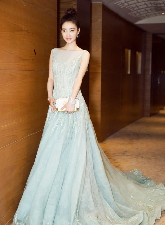 王丽坤一袭蓝裙很美艳，包上写着“love”，这是林更新送的吧！