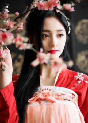 同是98年，周洁琼脖子粗到上热搜，拍照不敢露，孟美岐却美成仙女