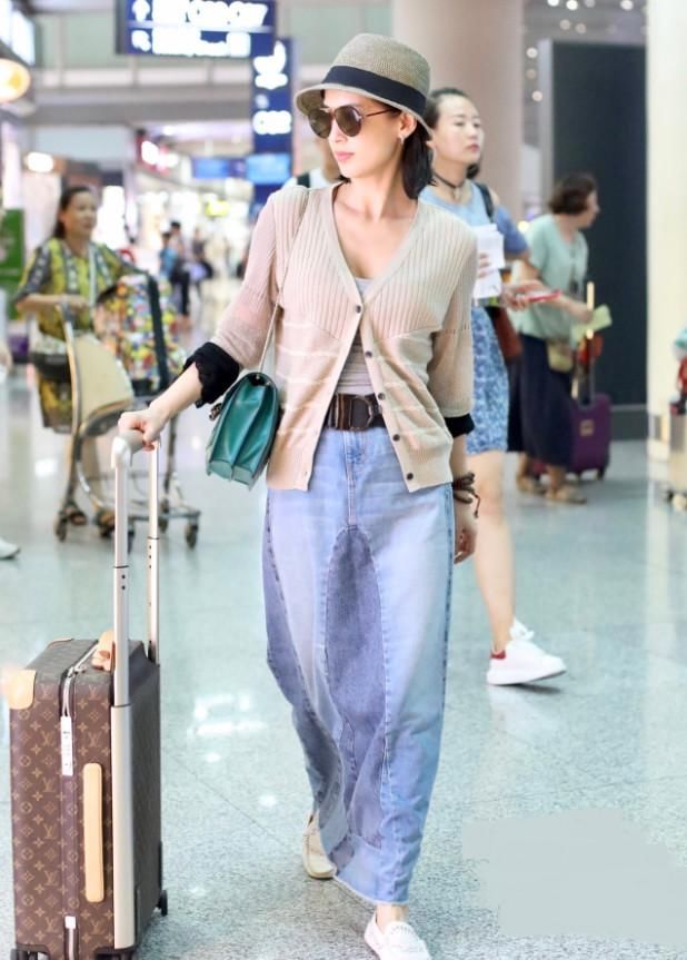 黄圣依的裙子绝了，网友:裙子有种“尿裤子”的既视感，湿的吗?