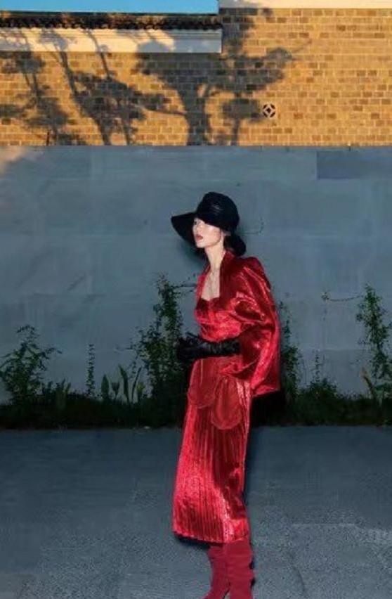 国际超模刘雯一组写真曝光“奶奶裤”穿出时髦感, 网友: 我服