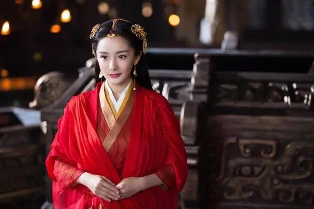 “行走的衣柜”换人了？杨幂也只能表示服气！