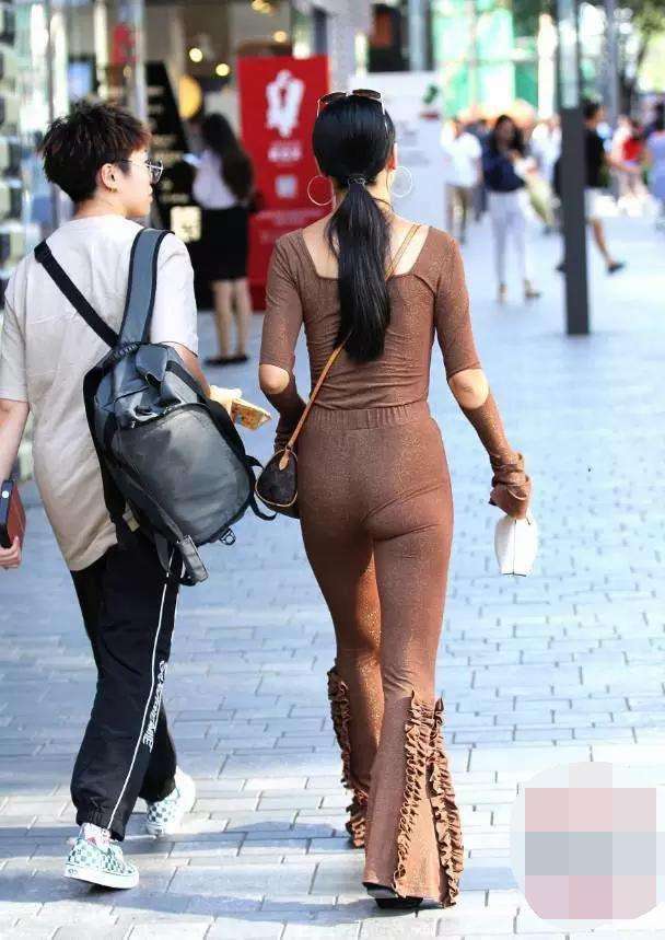 穿紧身弹力裤的辣妈，丰腴身材若隐若现很吸睛，好身材挡不住