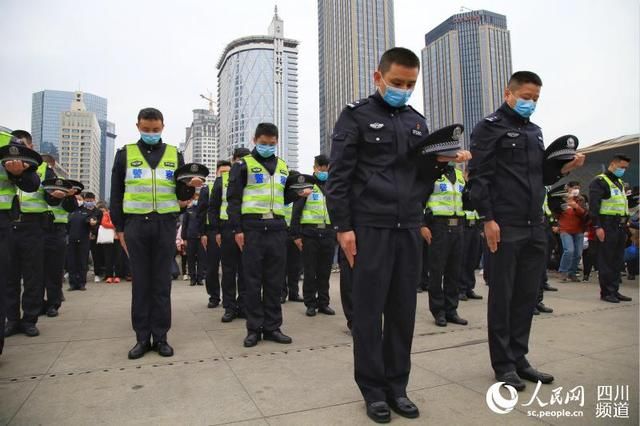 「成都」成都天府广场降半旗志哀