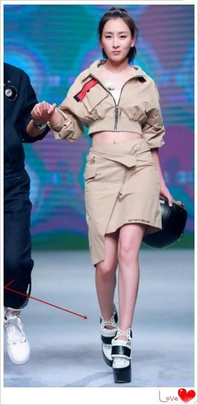 马苏为捞金真是拼，脚踩30cm恨天高走T台，敬业女人的榜样啊！