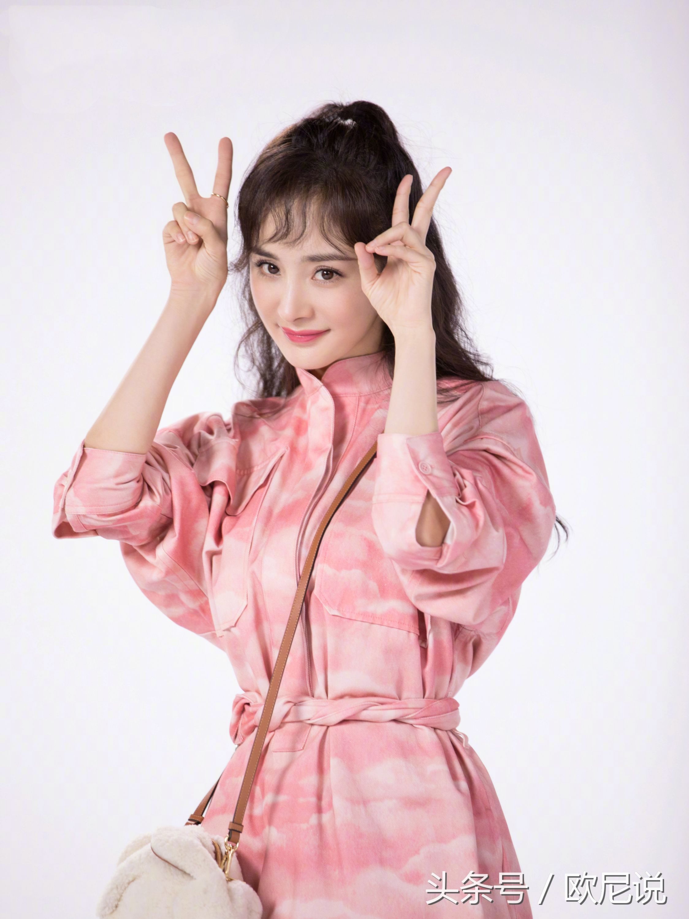 杨幂时装搭配，网友:这辈子都不可能有这么细的腿!