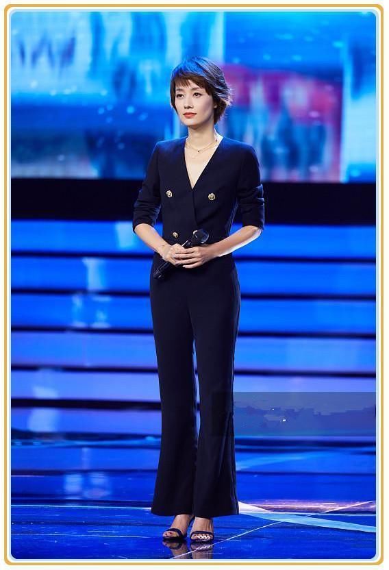 本以为马伊琍穿西装帅炸了，但看到贾静雯这效果，我顿时沉默了！