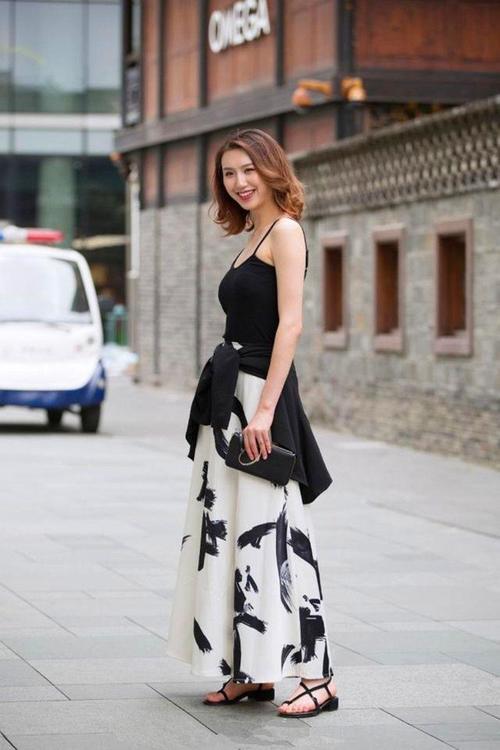 街拍美女：身穿吊带娇艳又迷人,时髦清爽 谁看了都有心动！