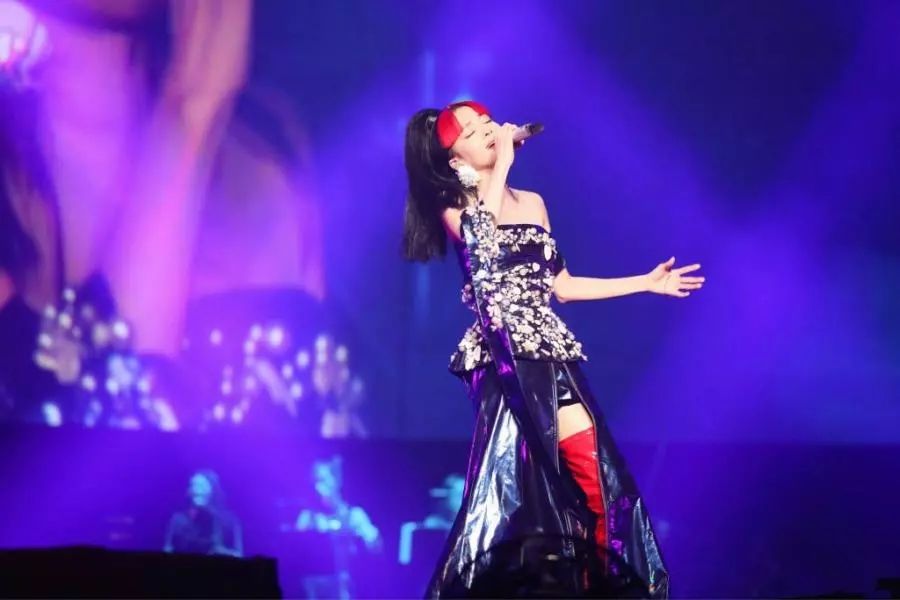 张韶涵的身材真的好，穿上这皮靴，根本看不出她不足一米六!