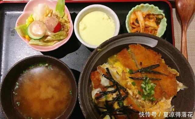  『三文鱼』简单的日式料理店，人均40吃到肚子圆滚滚，上班族可以经常来吃！