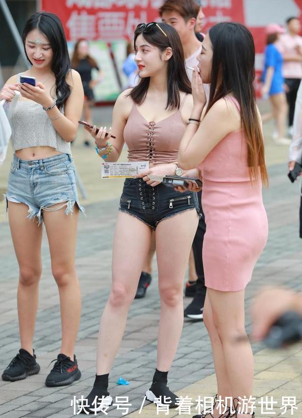 街拍：小姐姐露脐上衣搭配修身牛仔裤，纤细的小蛮腰令人羡慕不已