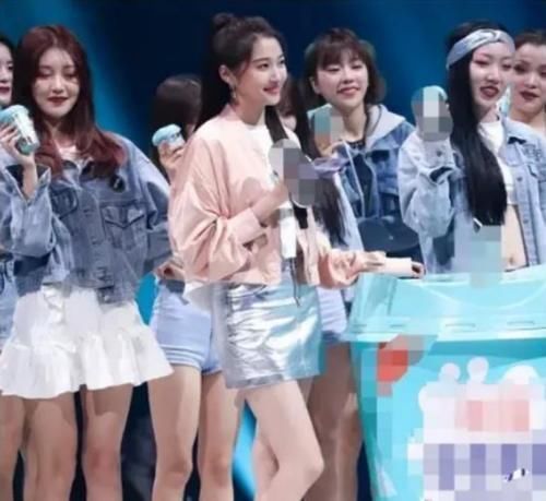 【真实】不愧为“腿精”,关晓彤力压女团成C位,身后妹子表情太真实