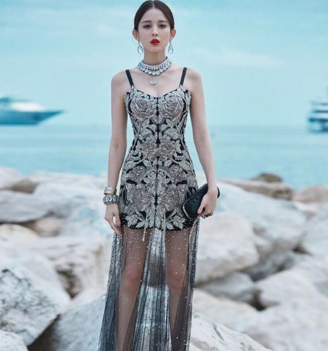 【吊带装】天气转热,你还愁没衣服穿?一件吊带就能满足你的需求
